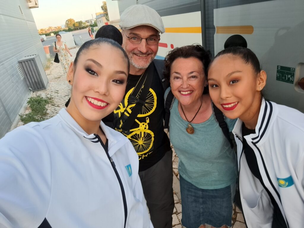 Elzhana Tanyeva hace la foto con su compañera Aibota
